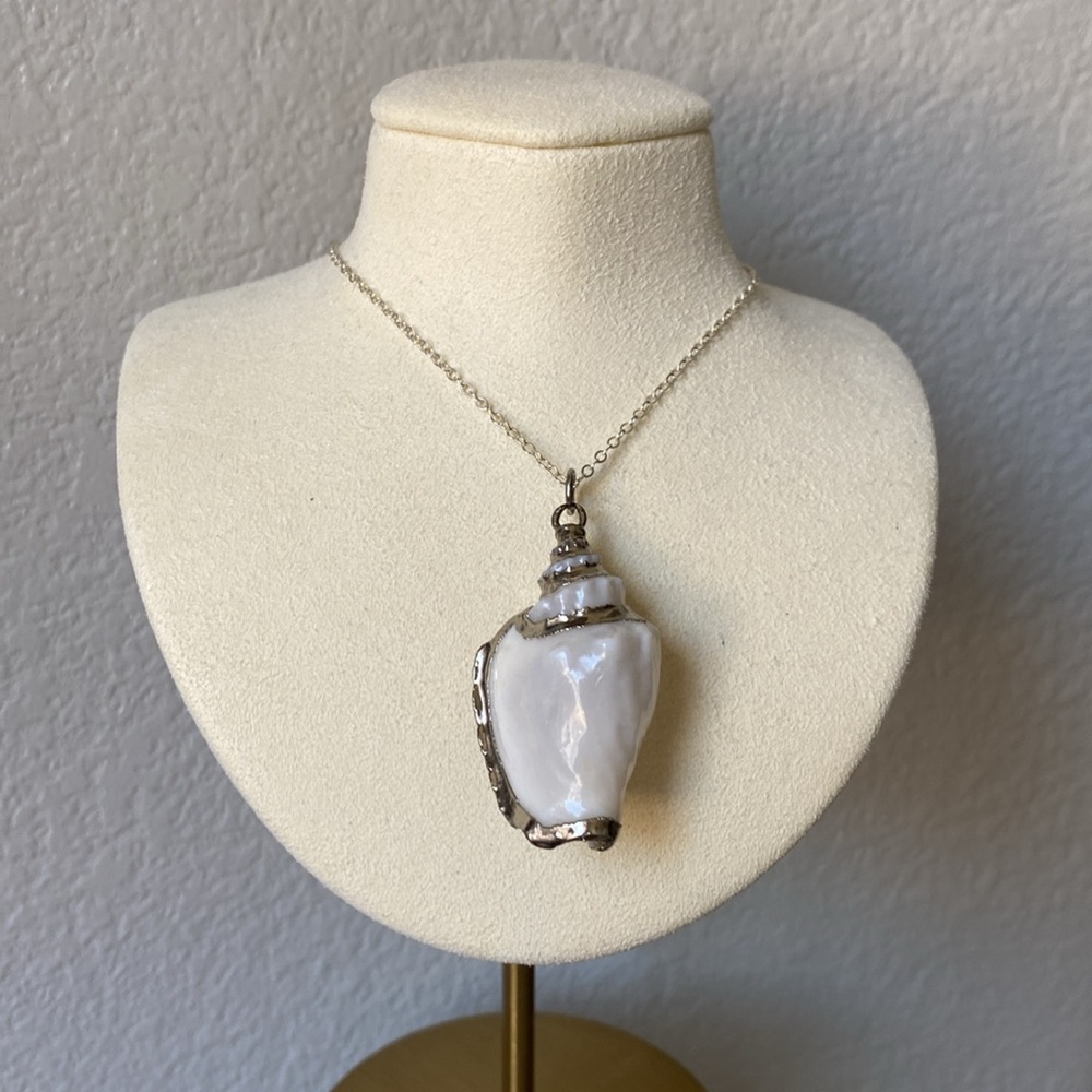 Shell Necklace - Picture 2 of 9